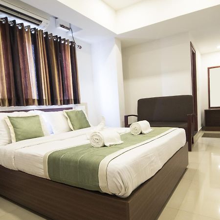 Oyo 18604 Puthens Capitol Inn Kochi Eksteriør bilde