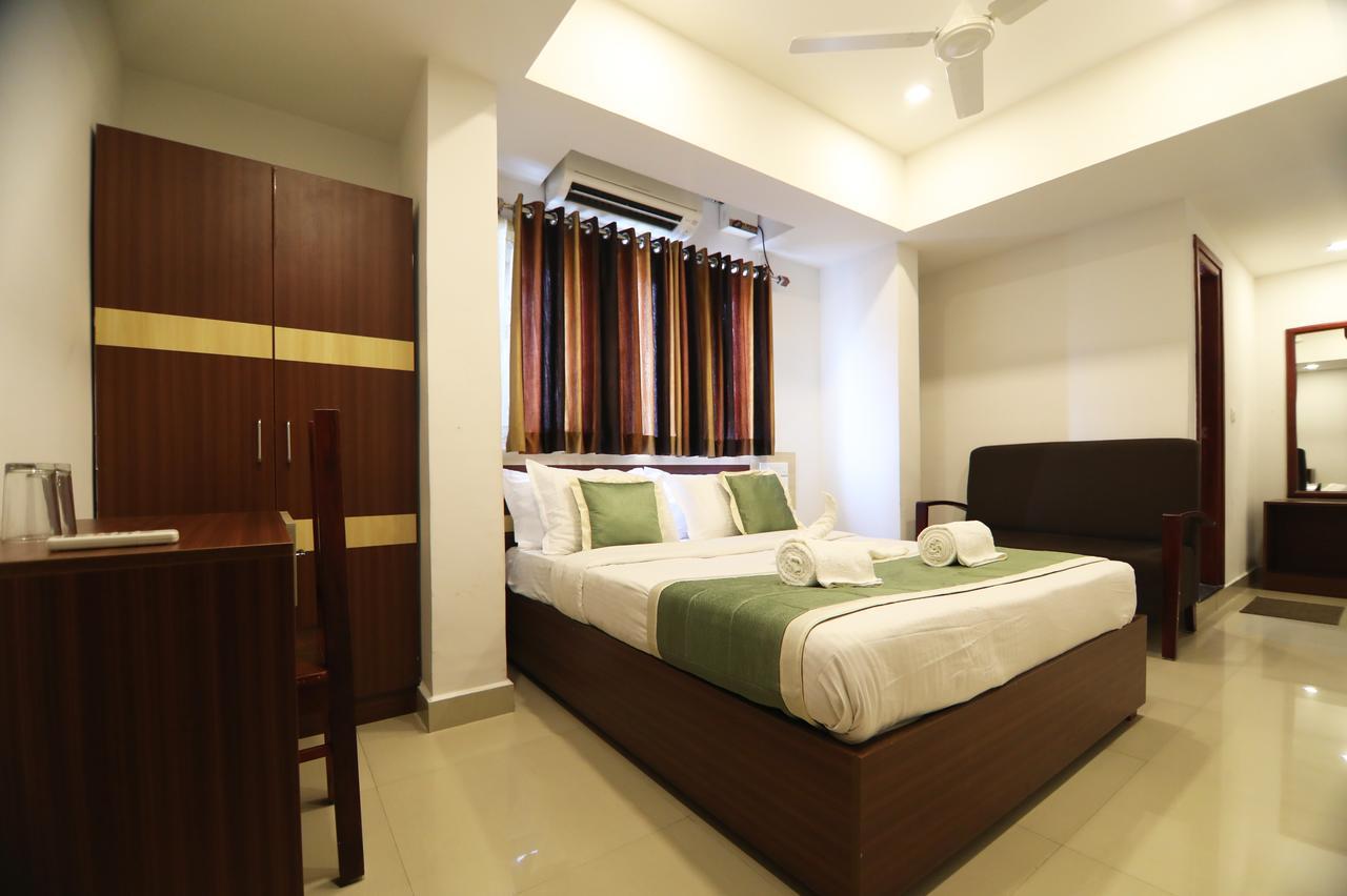 Oyo 18604 Puthens Capitol Inn Kochi Eksteriør bilde