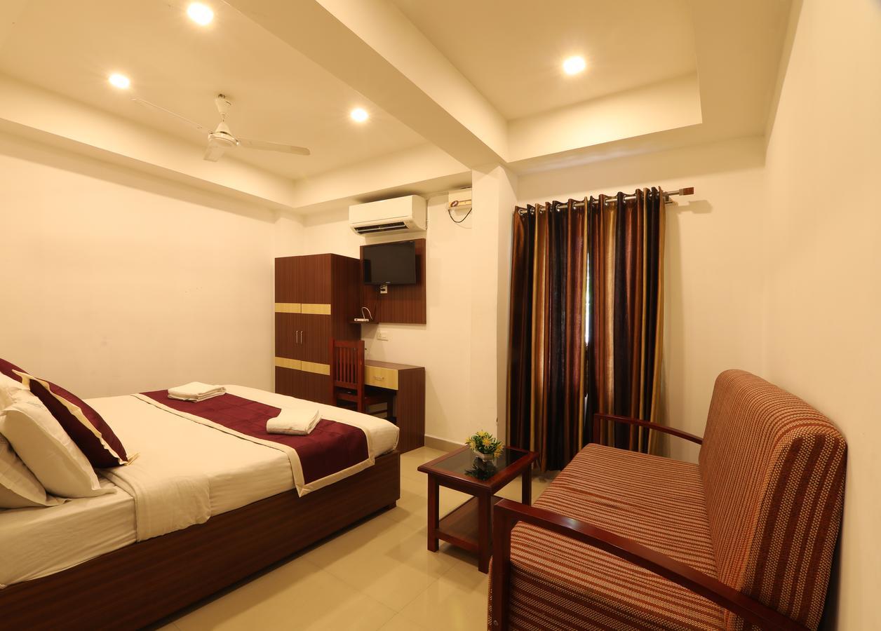 Oyo 18604 Puthens Capitol Inn Kochi Eksteriør bilde