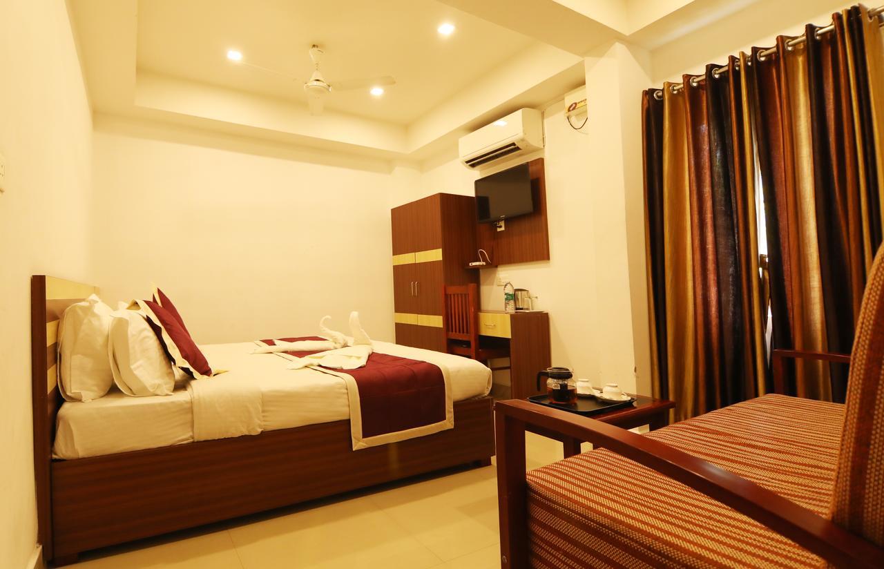 Oyo 18604 Puthens Capitol Inn Kochi Eksteriør bilde
