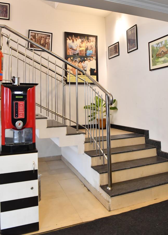Oyo 18604 Puthens Capitol Inn Kochi Eksteriør bilde