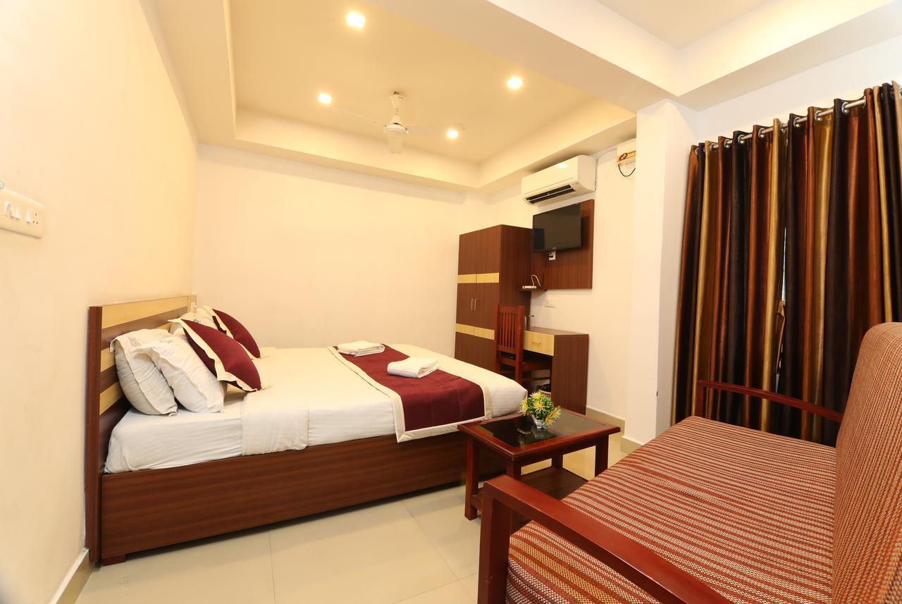Oyo 18604 Puthens Capitol Inn Kochi Eksteriør bilde