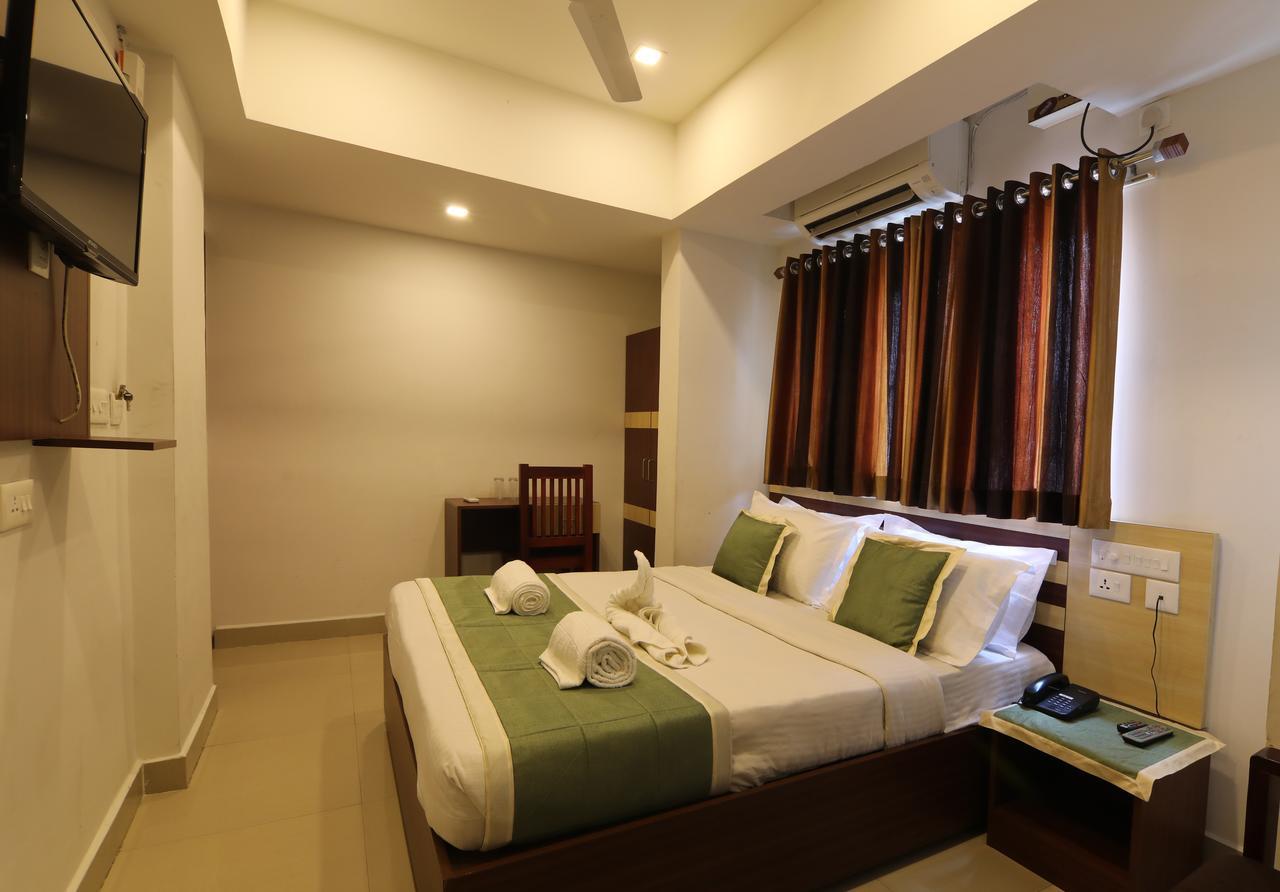 Oyo 18604 Puthens Capitol Inn Kochi Eksteriør bilde