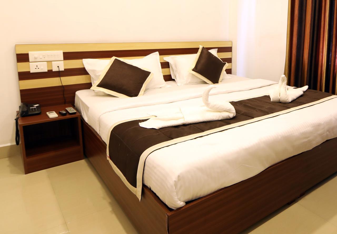 Oyo 18604 Puthens Capitol Inn Kochi Eksteriør bilde