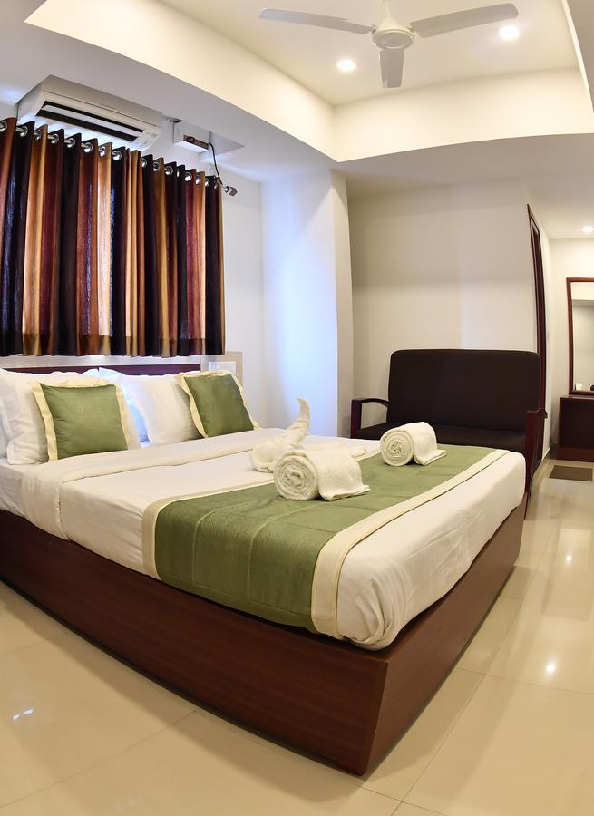 Oyo 18604 Puthens Capitol Inn Kochi Eksteriør bilde
