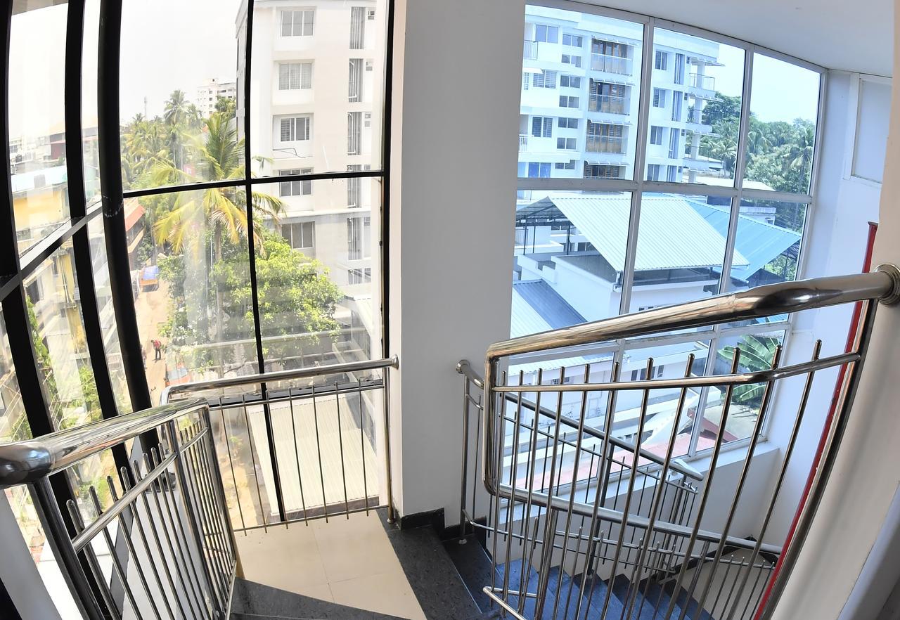 Oyo 18604 Puthens Capitol Inn Kochi Eksteriør bilde