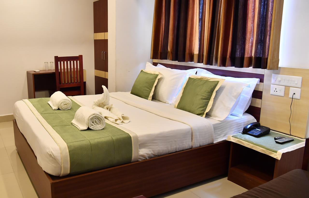 Oyo 18604 Puthens Capitol Inn Kochi Eksteriør bilde