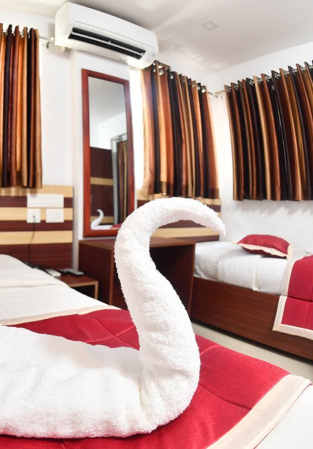 Oyo 18604 Puthens Capitol Inn Kochi Eksteriør bilde