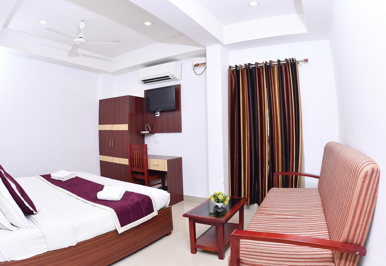 Oyo 18604 Puthens Capitol Inn Kochi Eksteriør bilde