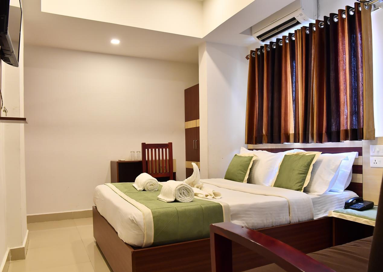 Oyo 18604 Puthens Capitol Inn Kochi Eksteriør bilde