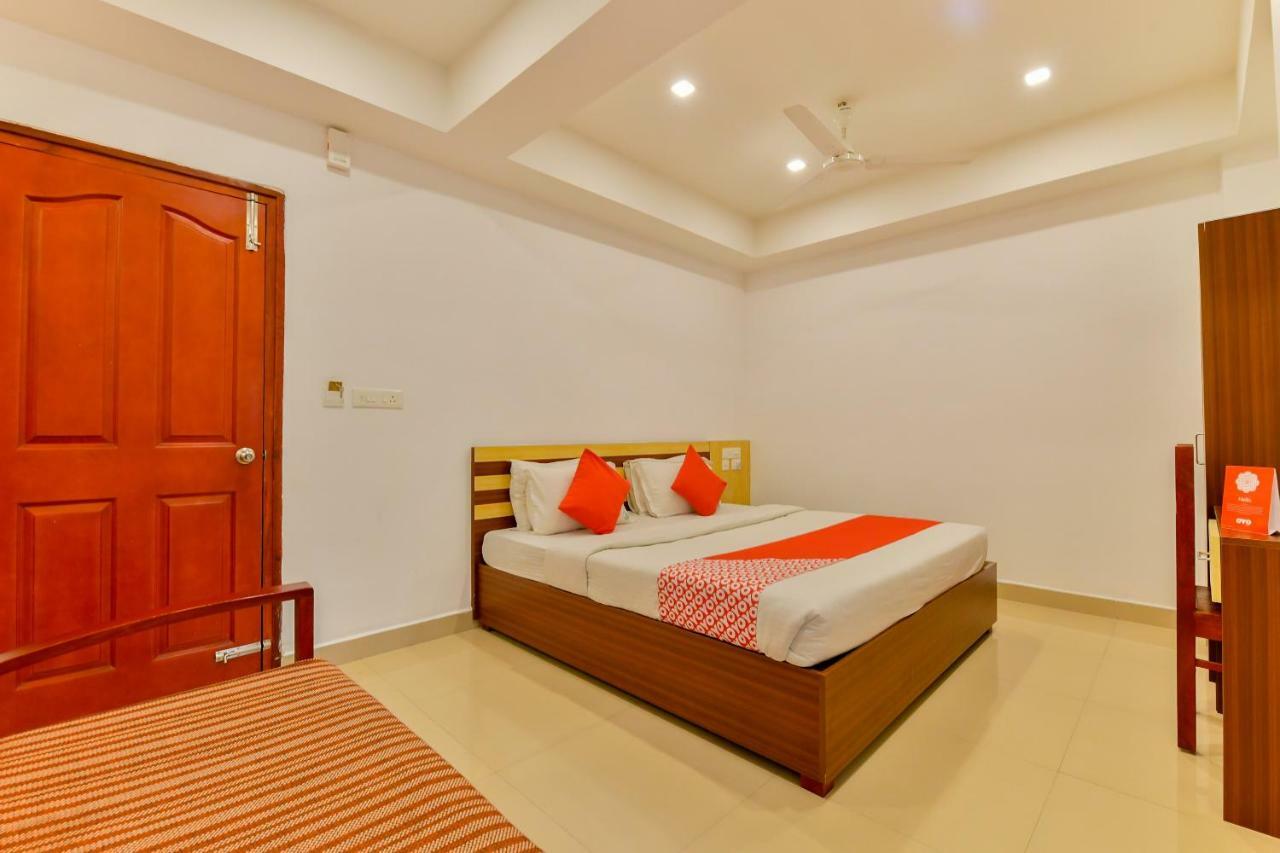 Oyo 18604 Puthens Capitol Inn Kochi Eksteriør bilde