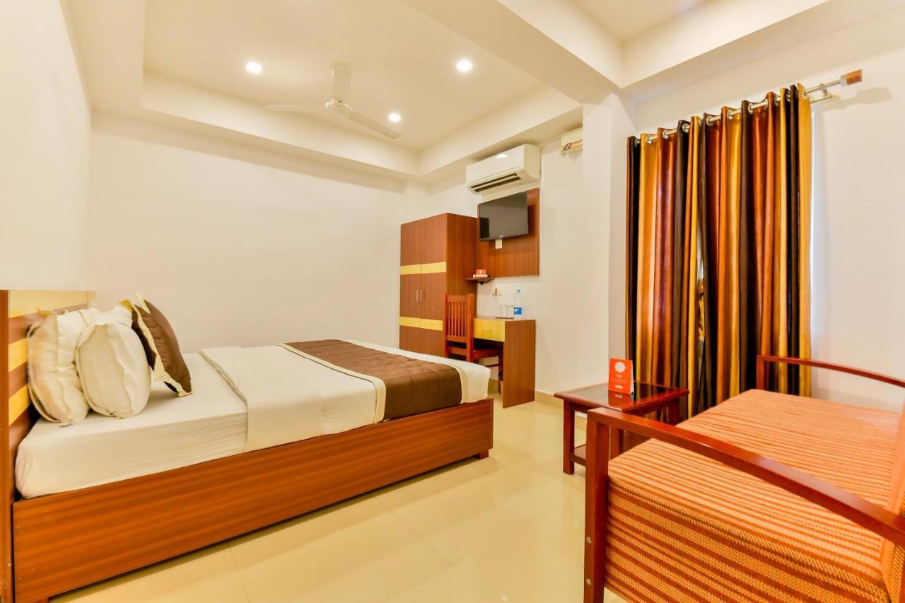 Oyo 18604 Puthens Capitol Inn Kochi Eksteriør bilde